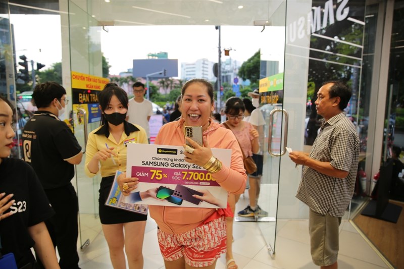 Các khách hàng không giấu được sự sung sướng, nhanh chóng làm thủ tục 