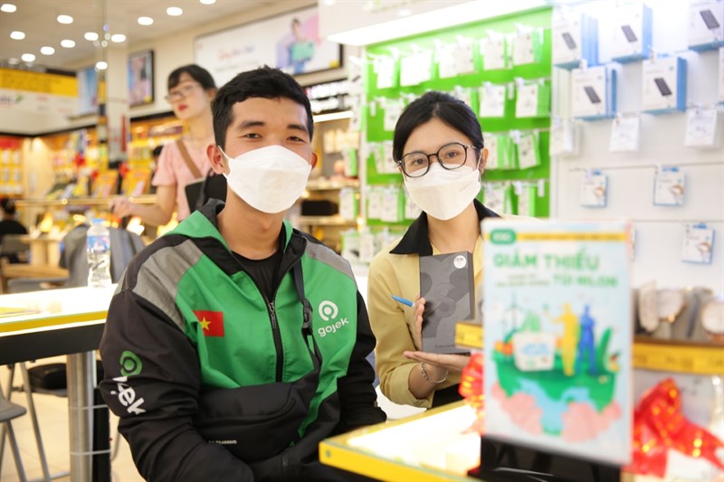 Các khách hàng không giấu được sự sung sướng, nhanh chóng làm thủ tục 