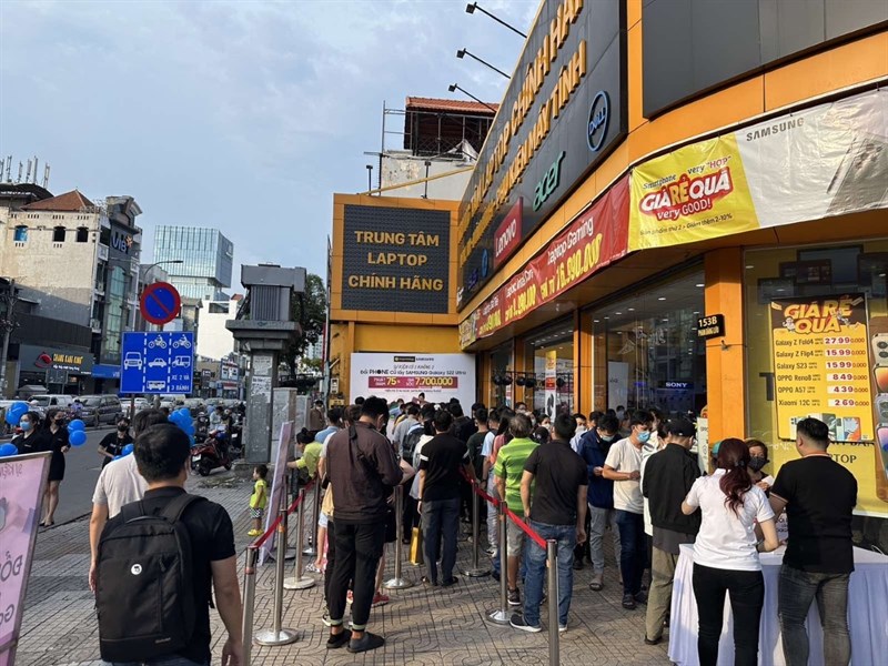 Tại cửa hàng Phan Đăng Lưu, không khí nhộn nhịp không kém cửa hàng tại Nguyễn Thái Học