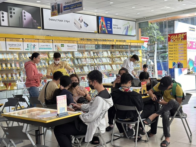 Một số khách hàng không giấu được sự phấn khích, đã có mặt từ sớm