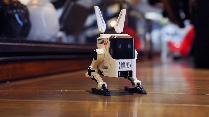 GravaStar Alpha 65 không chỉ là cục sạc nhanh mà còn là một món đồ trang trí thú vị cho bàn làm việc