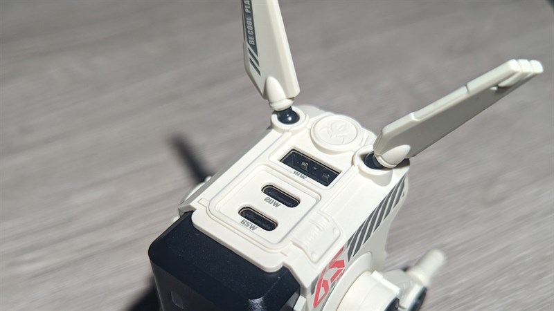 Phần đầu GravaStar Alpha 65 có 2 cổng USB-C, 1 cổng USB-A và tai trang trí có thể tháo rời