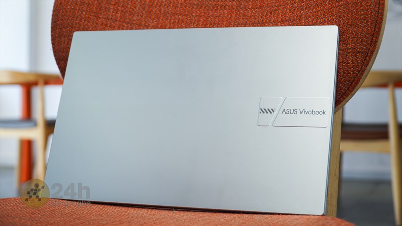 ASUS Vivobook 15 X1504VA có kích thước 359.7x 232.5 x 17.9 mm và nặng 1.7 kg.