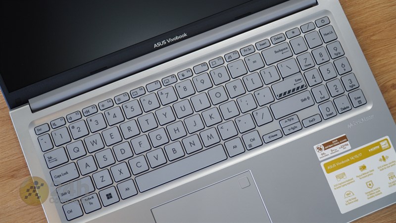 ASUS Vivobook 15 X1504VA được trang bị hệ thống bàn phím full size có bao gồm cụm phím số.