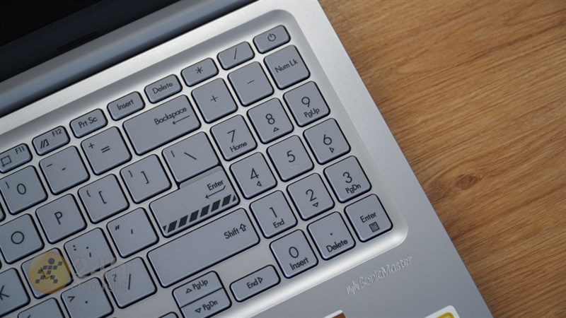 Hệ thống phím số của ASUS Vivobook 15 X1504VA cũng được cải tiến để người dùng thực hiện các hàm tính toán và nhập số liệu nhanh chóng hơn.
