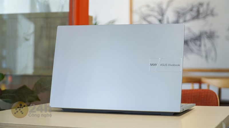 ASUS Vivobook 15 X1504VA vẫn được ASUS áp dụng phong cách thiết kế đặc trưng của dòng máy Vivobook.