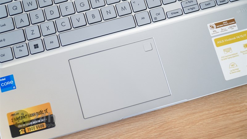 Bàn rê của ASUS Vivobook 15 X1504VA có kích thước lớn và được phủ một lớp kính mờ nên trải nghiệm khi vuốt rất mượt mà.