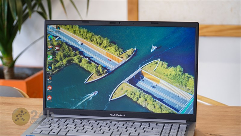 Màn hình của ASUS Vivobook 15 X1504VA có ba cạnh trái, phải và trên được tối ưu độ mỏng tốt.