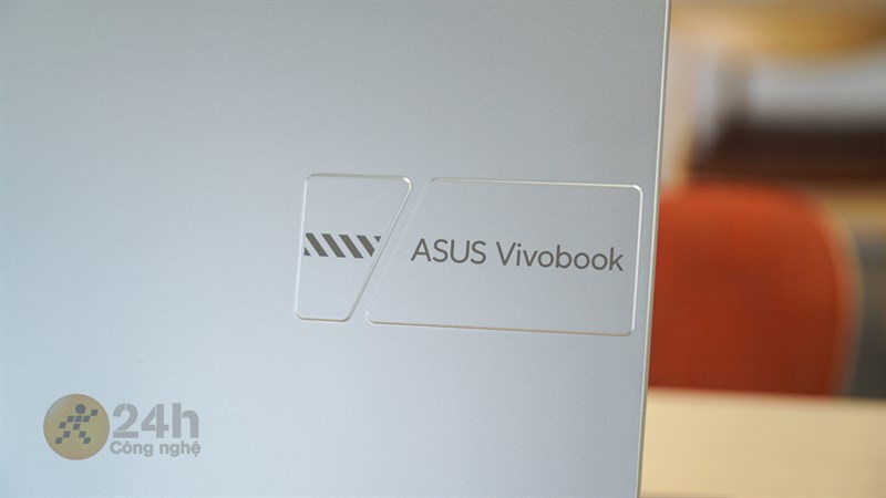 Mặt trước của ASUS Vivobook 15 X1504VA sử dụng phong cách thiết kế tối giản với bề mặt được hoàn thiện nhám.