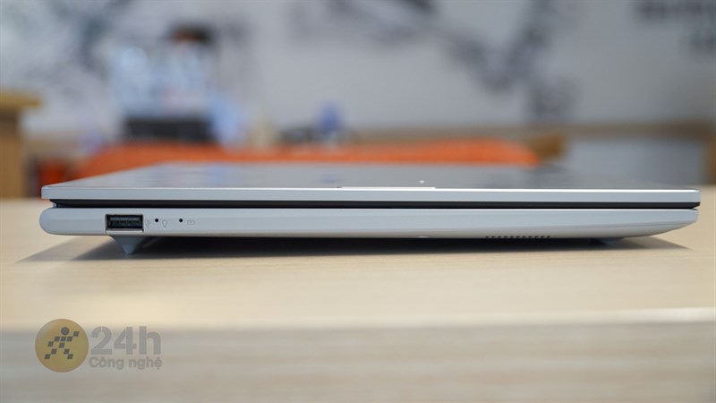 Cạnh trái của ASUS Vivobook 15 X1504VA.