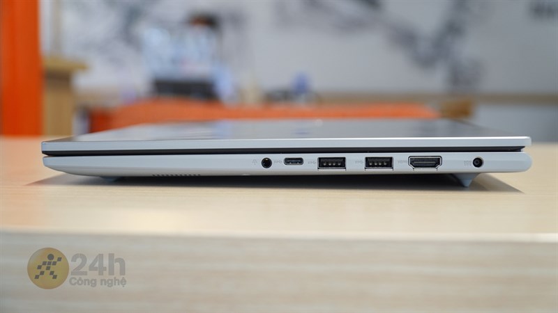 Cạnh phải của ASUS Vivobook 15 X1504VA.