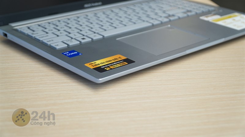 Các cạnh của ASUS Vivobook 15 X1504VA được hoàn thiện phẳng, vuông vức và góc máy cũng có độ bo cong nhẹ nên thiết bị có tổng thể rất sắc sảo.
