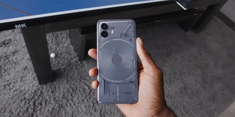 Tuy chỉ thay đổi nhỏ về thiết kế nhưng mang lại trải nghiệm trên tay Nothing Phone (2) thoải mái hơn Tuy chỉ thay đổi nhỏ về thiết kế nhưng mang lại trải nghiệm trên tay Nothing Phone (2) thoải mái hơn