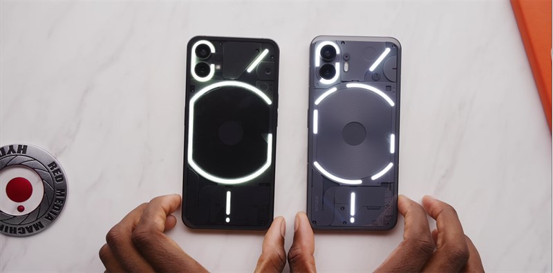 Dải đèn LED trên Nothing Phone (2) (phải) được tách biệt thành nhiều dải nhỏ Dải đèn LED trên Nothing Phone (2) (phải) được tách biệt thành nhiều dải nhỏ