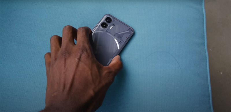 Dải đèn nhỏ góc phải của Nothing Phone (2) có thể hiển thị mức âm lượng Dải đèn nhỏ góc phải của Nothing Phone (2) có thể hiển thị mức âm lượng