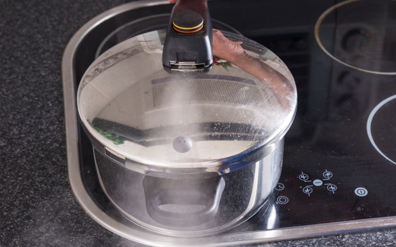 A mechanical pressure cooker is a traditional type of cooker