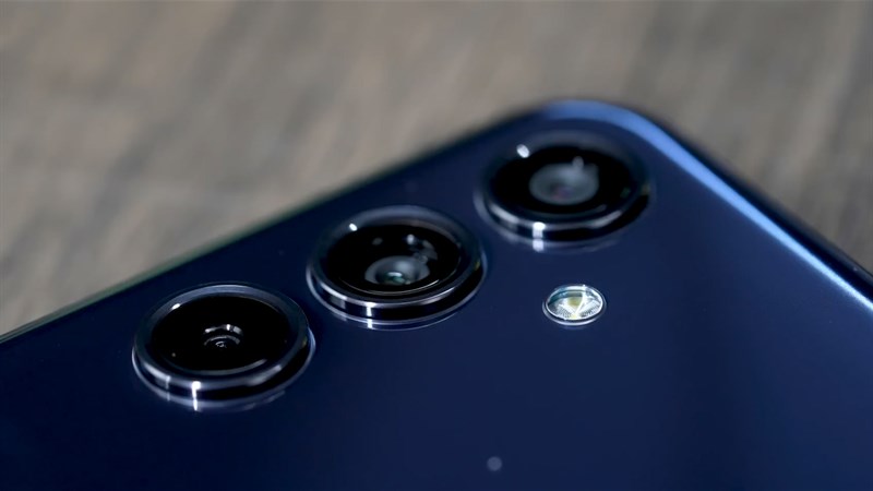Điểm lên mặt lưng của Galaxy M34 5G là cụm ba camera được đặt lồi hẳn bề mặt