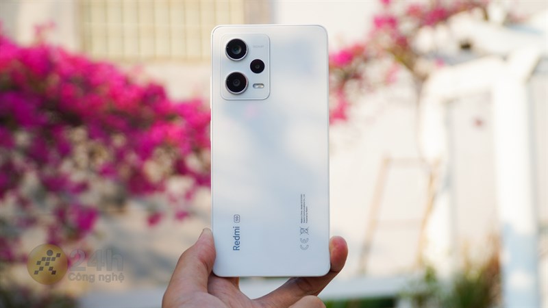 Cảm giác cầm nắm Redmi Note 12 Pro 5G rất tốt nhưng mặt lưng lại rất dễ bám mồ hôi, dấu vân tay Cảm giác cầm nắm Redmi Note 12 Pro 5G rất tốt nhưng mặt lưng lại rất dễ bám mồ hôi, dấu vân tay