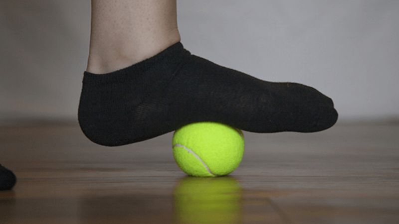 Bài tập lăn chân với bóng tennis hoặc golf Bài tập lăn chân với bóng tennis hoặc golf