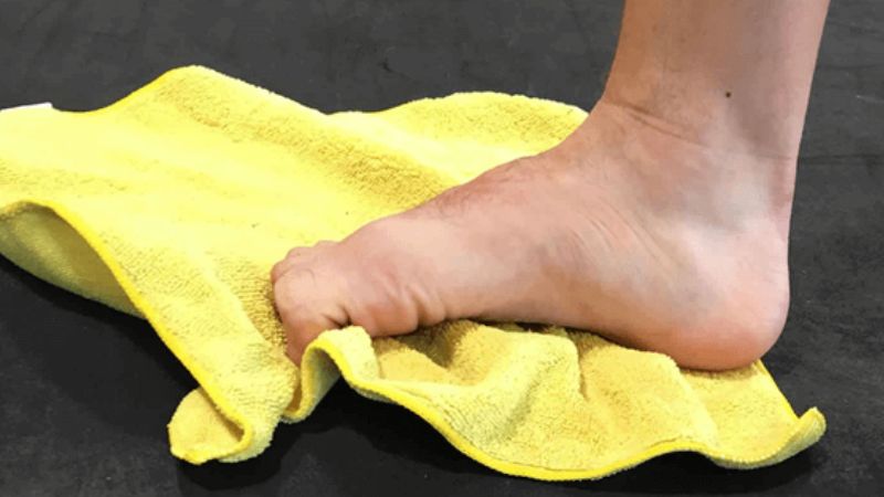 Bài tập lăn chân với khăn Bài tập lăn chân với khăn