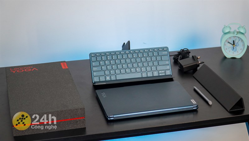 Bên trong hộp đựng Lenovo YOGA Book 9i còn đi kèm với rất nhiều món phụ kiện Bên trong hộp đựng Lenovo YOGA Book 9i còn đi kèm với rất nhiều món phụ kiện