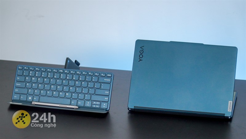 Toàn thân Lenovo YOGA Book 9i được hoàn thiện từ nhôm cao cấp và bóng bẩy Toàn thân Lenovo YOGA Book 9i được hoàn thiện từ nhôm cao cấp và bóng bẩy