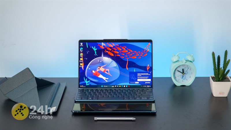 Mặc dù Lenovo YOGA Book 9i được công bố chỉ có cân nặng 1.34 kg nhưng khi mình cầm lên cảm thấy nặng và đằm hơn rất nhiều Mặc dù Lenovo YOGA Book 9i được công bố chỉ có cân nặng 1.34 kg nhưng khi mình cầm lên cảm thấy nặng và đằm hơn rất nhiều