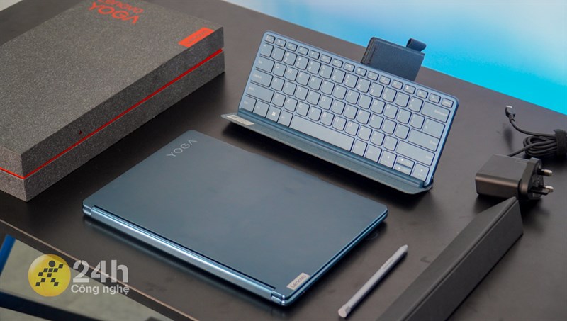Tổng thể thiết kế bên ngoài của Lenovo YOGA Book 9i không có quá nhiều sự khác biệt so với laptop truyền thống Tổng thể thiết kế bên ngoài của Lenovo YOGA Book 9i không có quá nhiều sự khác biệt so với laptop truyền thống