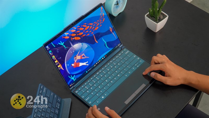màn hình phụ của Lenovo YOGA Book 9i còn có thể biến thành bàn phím để bạn sử dụng như một chiếc laptop bình thường màn hình phụ của Lenovo YOGA Book 9i còn có thể biến thành bàn phím để bạn sử dụng như một chiếc laptop bình thường