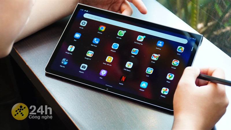 Chân đế của mẫu tablet Lenovo này tỏ ra cực tiện dụng trong nhiều trường hợp Chân đế của mẫu tablet Lenovo này tỏ ra cực tiện dụng trong nhiều trường hợp