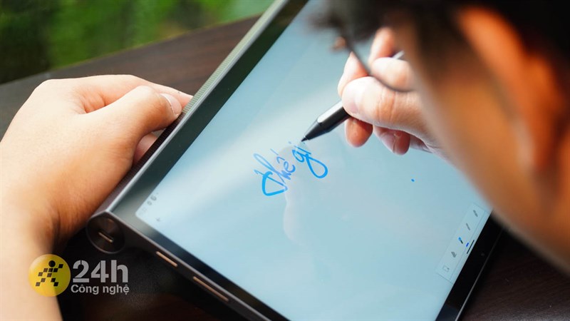 Thời lượng sử dụng tốt, cùng khả năng sạc nhanh tích hợp kèm khiến mẫu tablet Lenovo trở nên bền bỉ hơn Thời lượng sử dụng tốt, cùng khả năng sạc nhanh tích hợp kèm khiến mẫu tablet Lenovo trở nên bền bỉ hơn