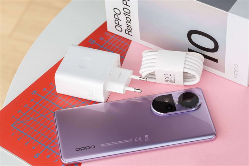 Bên trong hộp đựng OPPO Reno10 Pro 5G vẫn được đi kèm với đầy đủ những món phụ kiện cần thiết quen thuộc