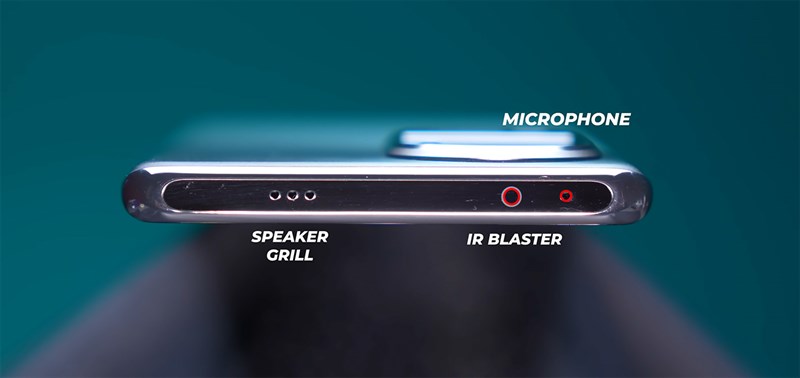 Cạnh trên của OPPO Reno10 Pro 5G chứa dải loa, mic phụ và cảm biến IR