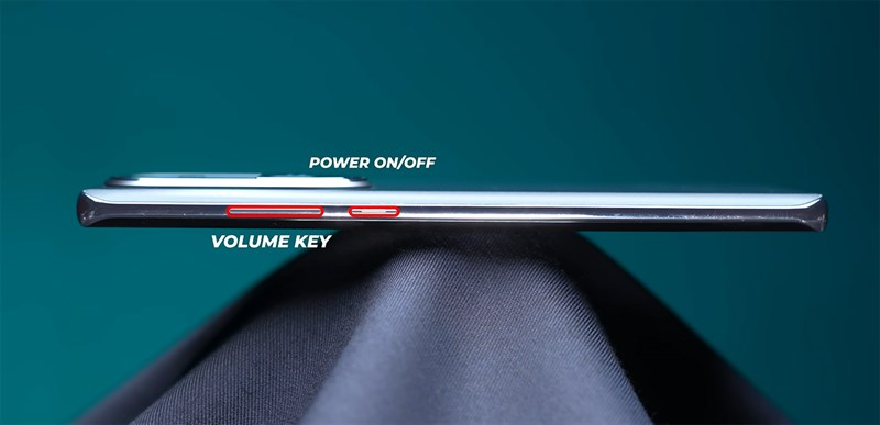 Cạnh phải của OPPO Reno10 Pro 5G chứa cổng nguồn và cụm phím tăng giảm âm lượng