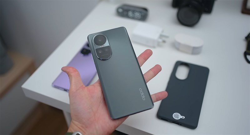 Mặt lưng của OPPO Reno10 Pro 5G còn được làm dạng nhám nên hạn chế tốt tình trạng bám mồ hôi và dấu vân tay