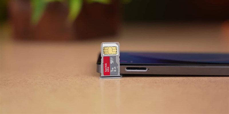 Cạnh trái của realme Narzo 60.