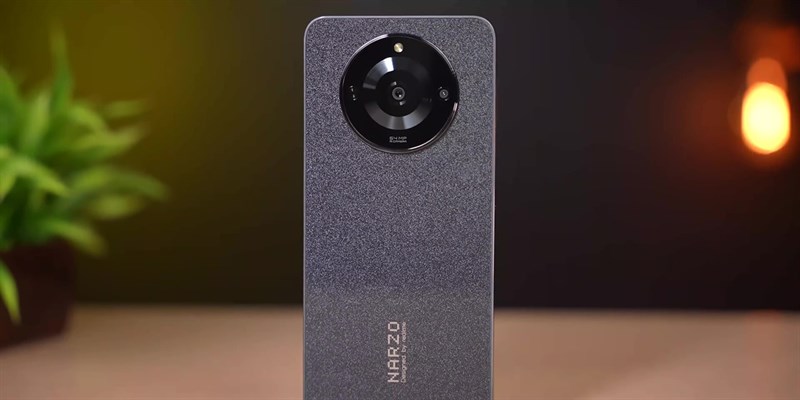 Mặt sau của realme Narzo 60.