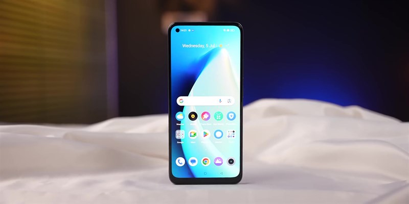 realme Narzo 60 sở hữu màn hình dạng đục lỗ với các cạnh viền mỏng.
