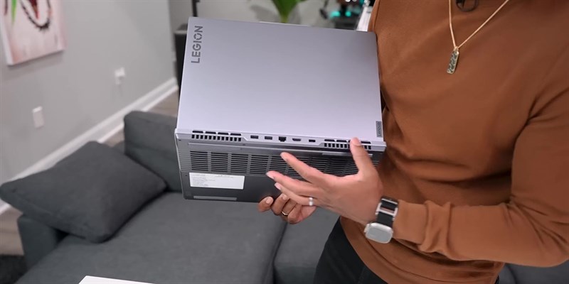 Khu vực cạnh sau cũng là nơi thể hiện được chất gaming nhất của Legion Slim 5i Gen 8 với hệ thống khe tản nhiệt lớn. Khu vực cạnh sau cũng là nơi thể hiện được chất gaming nhất của Legion Slim 5i Gen 8 với hệ thống khe tản nhiệt lớn.