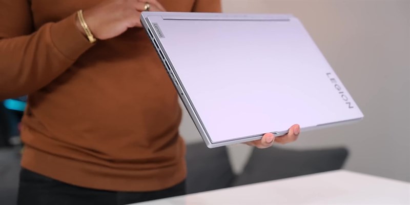 Ngay từ phần tên gọi là đã có nhiều bạn dự đoán được Legion Slim 5i Gen 8 sẽ sở hữu thiết kế mỏng nhẹ, ‘slim’ rồi đúng không nào. Ngay từ phần tên gọi là đã có nhiều bạn dự đoán được Legion Slim 5i Gen 8 sẽ sở hữu thiết kế mỏng nhẹ, ‘slim’ rồi đúng không nào.