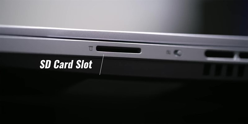 Cạnh phải của Legion Slim 5i Gen 8. Cạnh phải của Legion Slim 5i Gen 8.