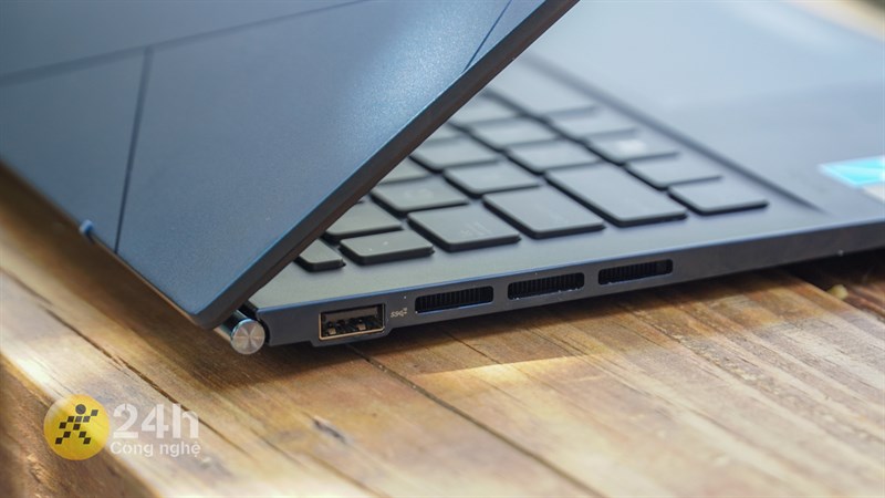 ASUS Zenbook 14 OLED 2023 tiếp tục sử dụng bản lề ErgoLift quen thuộc nhưng được hoàn thiện chắc chắn hơn
