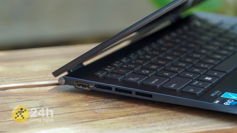 Cạnh trái của ASUS Zenbook 14 OLED 2023