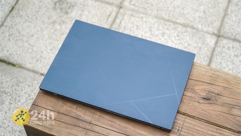 ASUS Zenbook 14 OLED 2023 vẫn thừa hưởng phong cách thiết kế mỏng nhẹ quen thuộc của dòng ASUS Zenbook OLED