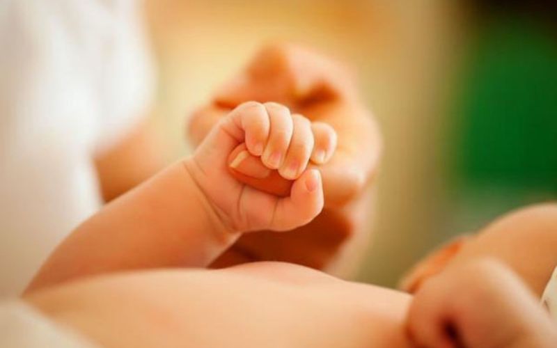 Trẻ sơ sinh thường nắm chặt bàn tay