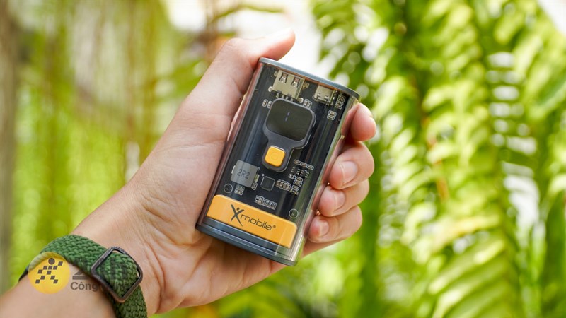 Mặt trước của Xmobile Y73 có thiết kế trong suốt độc đáo, giúp ta có thể dễ dàng nhìn thấy các linh kiện bên trong.