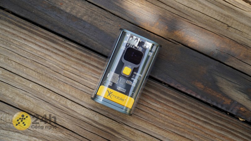 Xmobile Y73 có tổng thể nhỏ gọn với kích thước 8.4 x 4.8 x 3.7 cm và nặng 216 g.