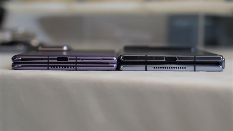 So sánh độ dày của Honor Magic V2 (trái) và Xiaomi MIX Fold 2 (phải)