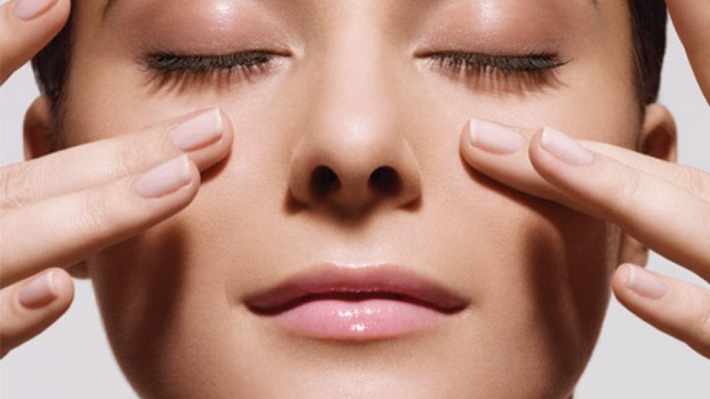 Massage dưỡng ẩm đều đặn hàng tuần để loại bỏ bọng mắt và sạm da