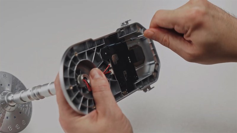 Công đoạn lắp mạch sạc cho AOHi Eternal City trước khi hoàn thành